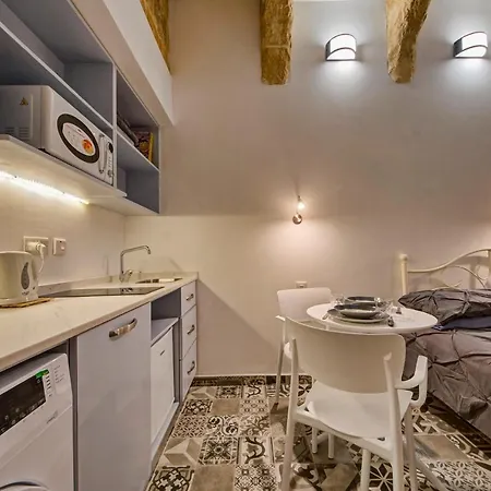 Apartment 33 Sally Port *